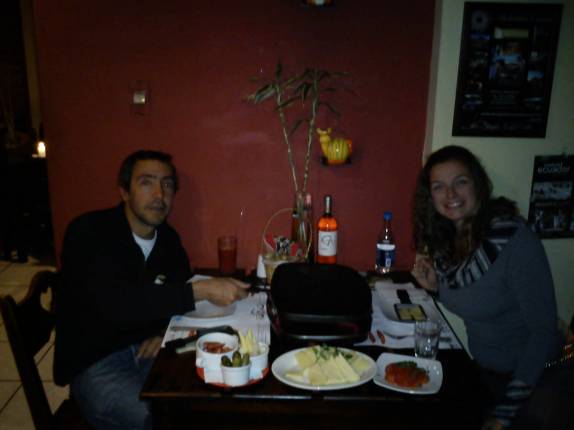 Jantando um delicioso raclete em restaurante suiço em Baños, no Equador